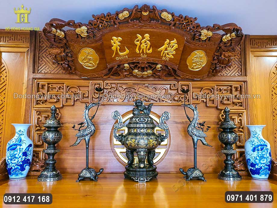 Từng họa tiết hoa văn được chạm khảm sắc n&eacute;t